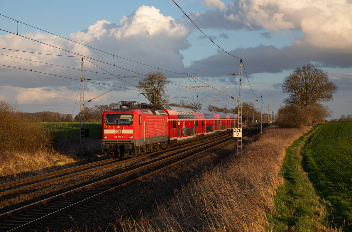 Der untergehenden Sonne entgegen beschleunigte 112 102 mit dem RE3 3312 nach Stralsund, am 24.03.2023 aus dem Bahnhof von Miltzow heraus.
