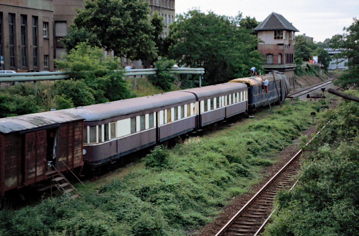 Der VT 137 367, der vermutlich einzige Reichsbahn-Verbrennungstriebwagen der Bauart  Stettin , wird vom Eisenbbahnclub Aschersleben betreut, hier aufgenommen bei der Aufarbeitung am 24.06.1992