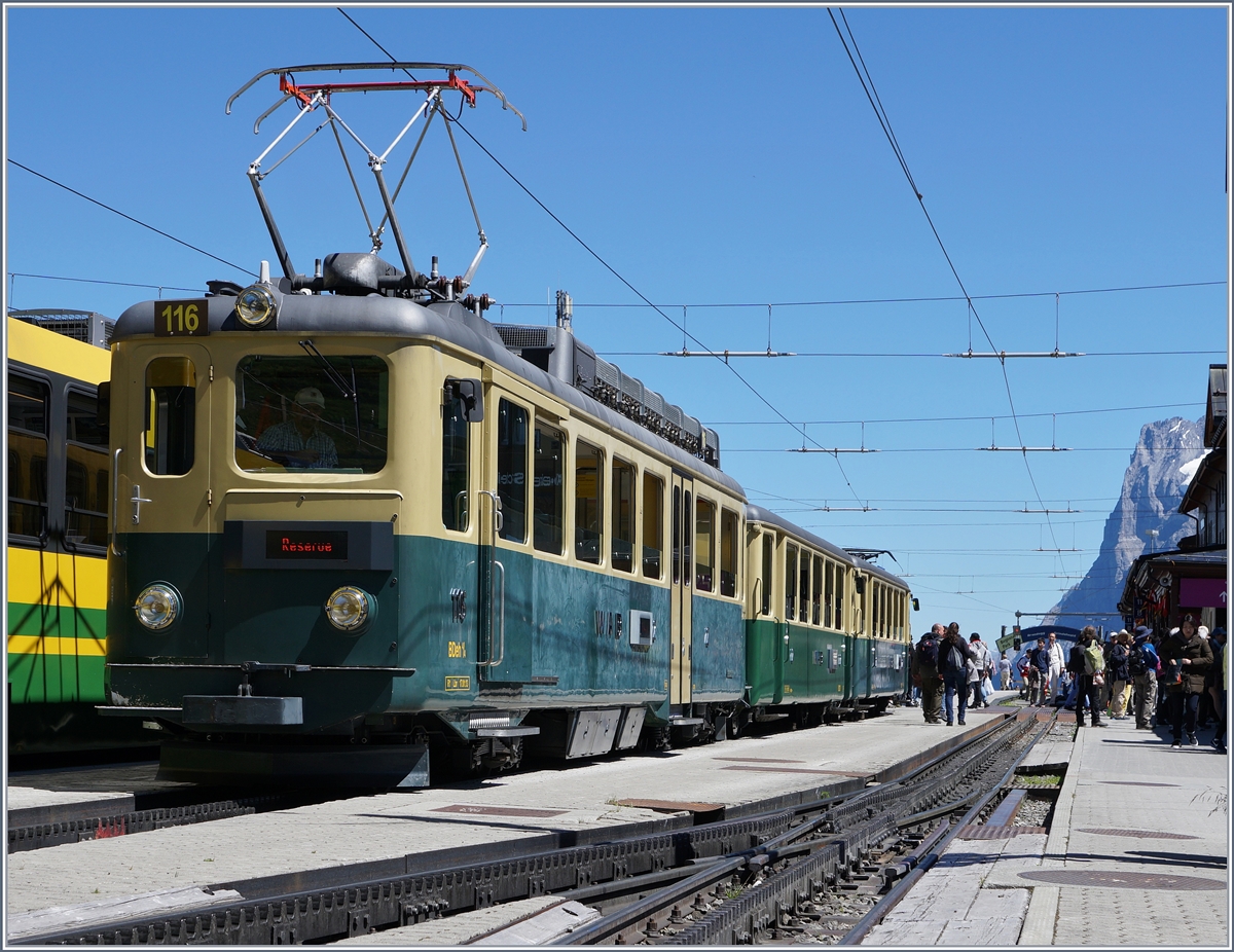 Der WAB BDhe 4/4 116 mit Zwischenwagen und Steuerwagen ist mit einer Gruppe auf der Kleinen Scheidegg angekommen.  

8. August 2016