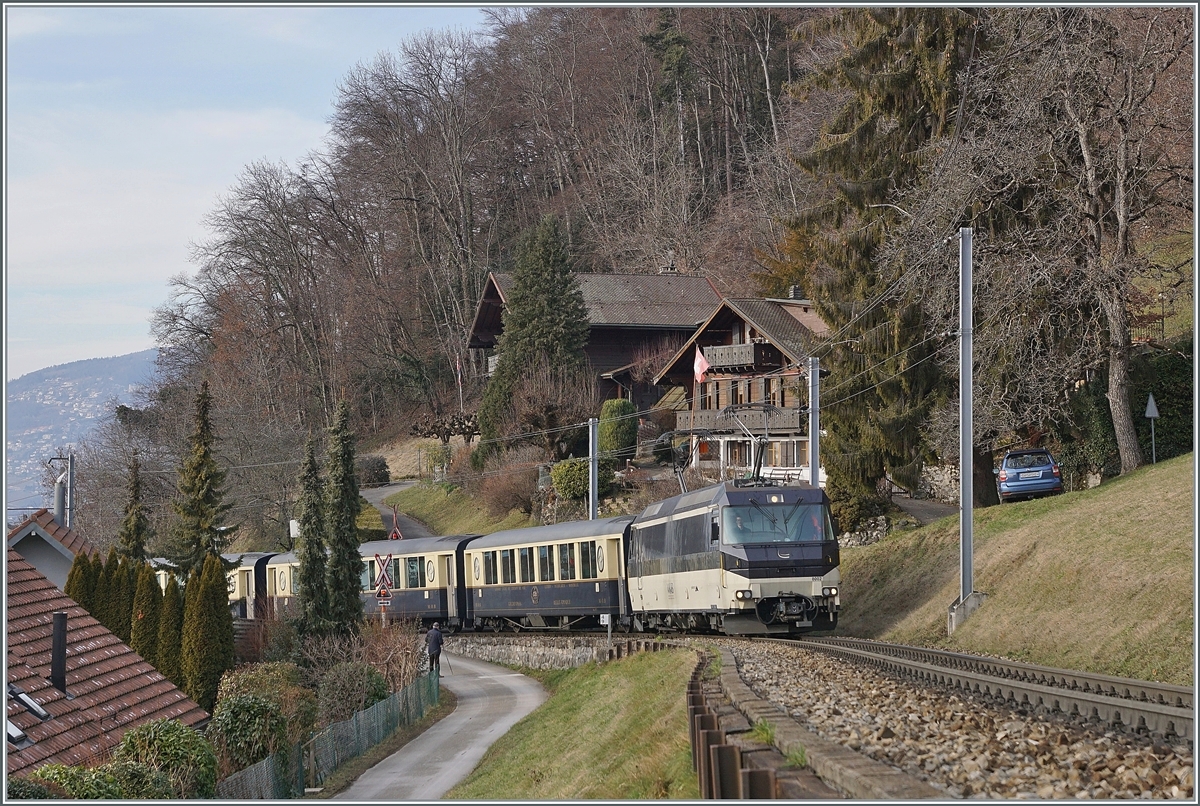 Der zu meiner Überraschung mit einer Ge 4/4  an der Spitze verkehrende Golden Pass Belle Epoque Zug der MOB stachelte mich an, noch weitere Bilder dieses Zuges zu bekommen und diese mit der bangen Frage: Bleibt die Lok im Belle-Epoque Umlauf?
Die ersten beiden Bilder zeigen den PE 2224 kurz nach Chernex, am folgenden Tag wählte ich für den PE 2214 Fontanivent und als Krönung und vorläufigem Abschluss stand am Montag Rougemont auf dem Programm. 

Die MOB Ge 4/45 8002 hat mit ihrem MOB GoldenPass Belle Epoque Zug Pe 2224 Chernex verlassen und fährt nun Sonzier entgegen. 

9. Januar 2021