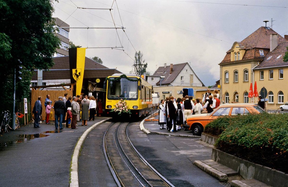 Der zu dieser Zeit noch neue Zahnradbahnwagen 1003 (Typ ZT 4.1) im früheren Zahnradbahnhof Degerloch. Eine Verlängerung der Stuttgarter Zahnradbahn zur Straßenbahnhaltestelle Degerloch Albplatz gab es zu dieser Zeit noch nicht. Das Photo entstand bei der Sonderfahrt vom 15.09.1984