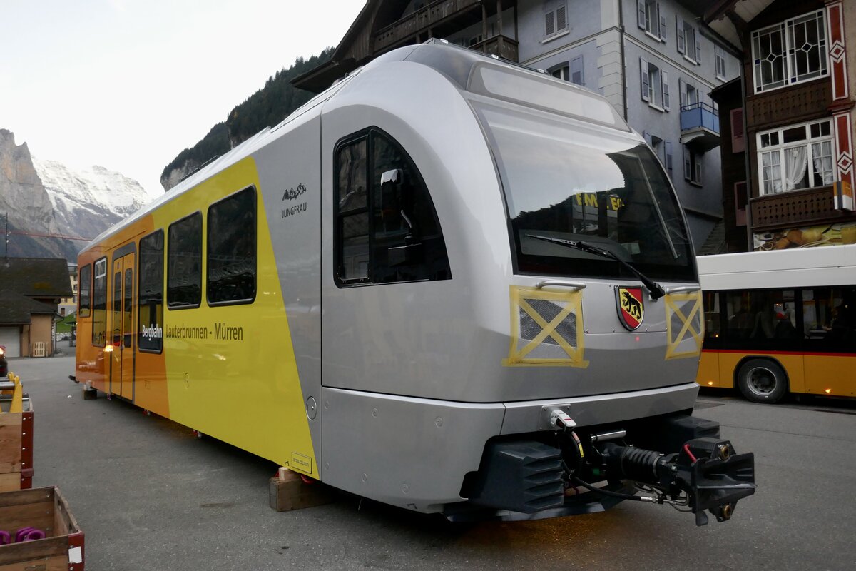 Der zweite Zugteil des dritten Zuges Be 4/6 103  Jungfrau  der am 21.10.24 auf dem Bahnhofplatz von Lauterbrunnen steht.