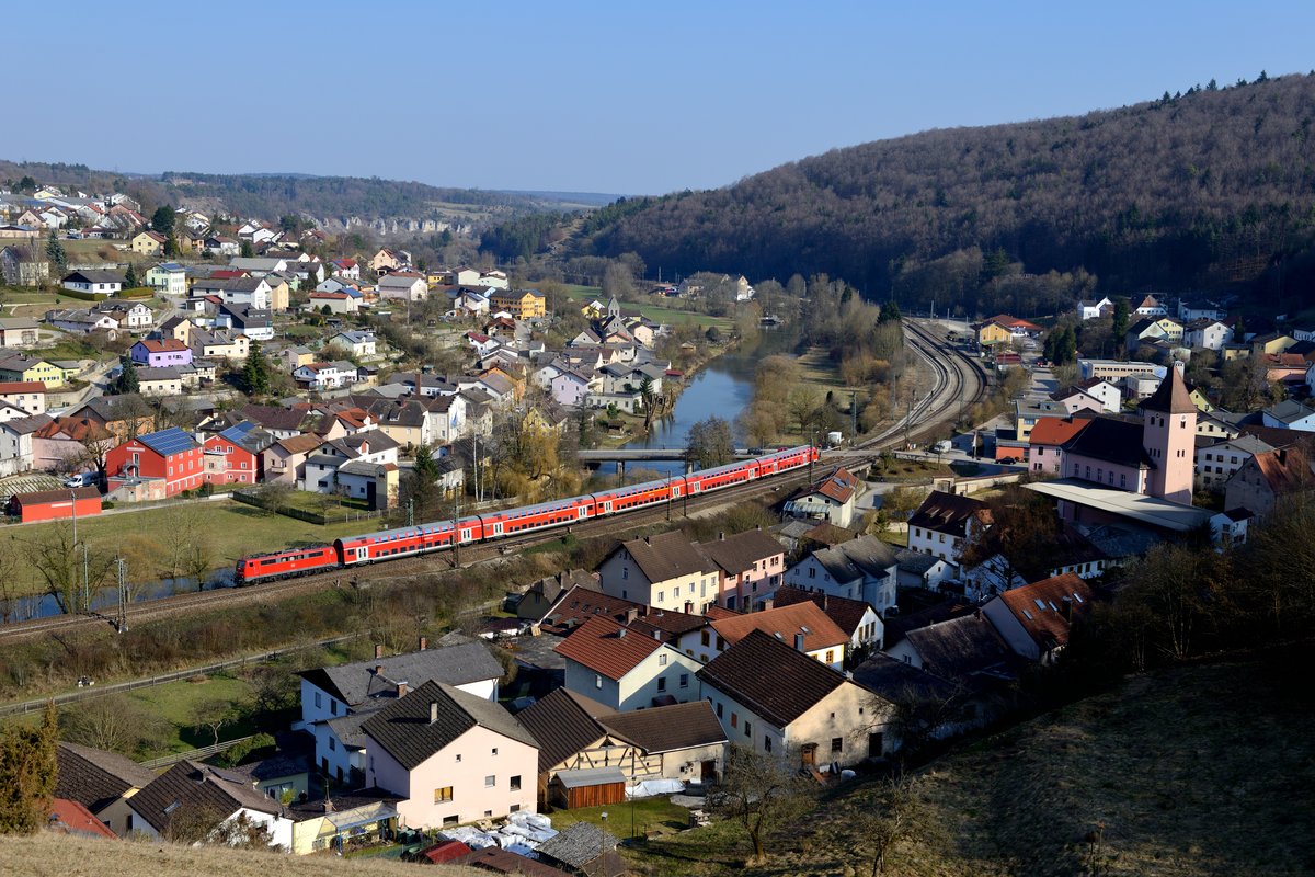 Deutschland wie im Bilderbuch: Der Naturpark Altmühltal bietet auch viele Motive für Eisenbahnfreunde. Besonders gerne mag ich den Ortsblick auf Solnhofen. Am 19. März 2015 statte ich dem Fotostandpunkt nach langer Zeit wieder einen Besuch ab. Als erste Leistung lichtete ich die 111 177 mit ihrer RB 59098 nach Nürnberg ab.