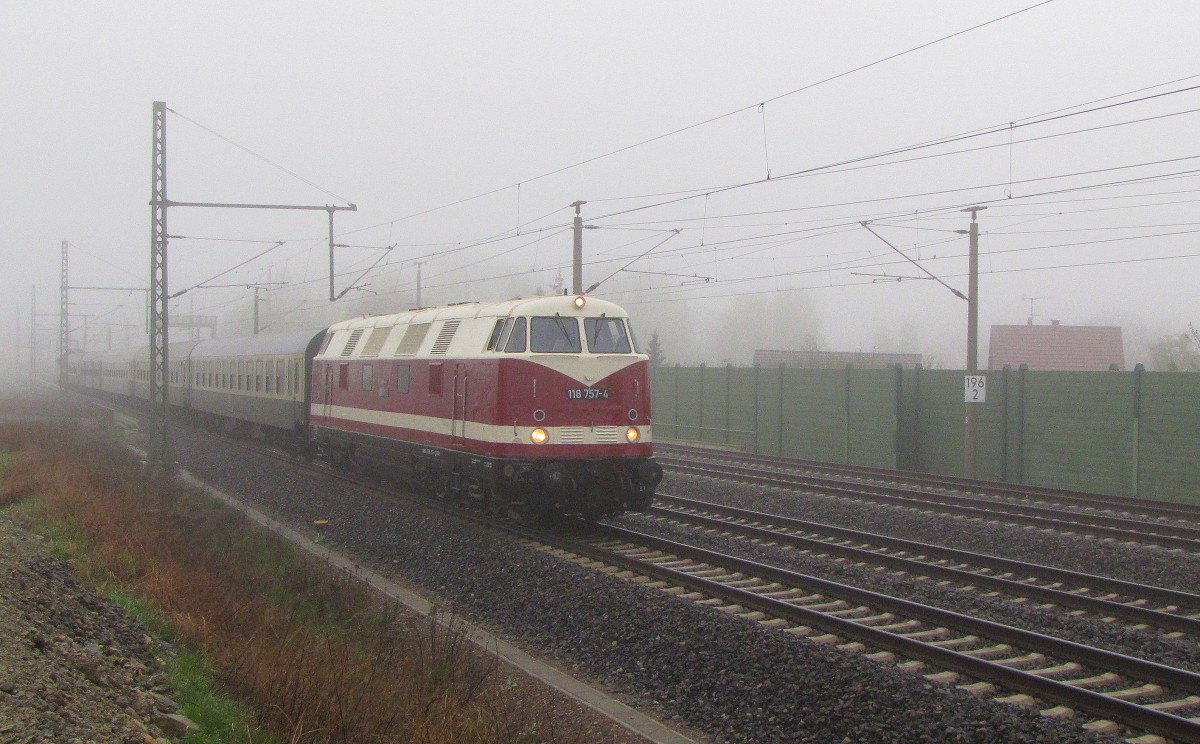Die 1. große Fahrt der neulackierten EBS 118 757-4 fand am 19.04.2014 statt. Sie bespannte den DPE 2100 von Erfurt Hbf nach Berlin Rummelsburg. Gegen 8:30 Uhr zeigte sich bei der Durchfahrt in Erfurt Azmannsdorf noch dichter Nebel.