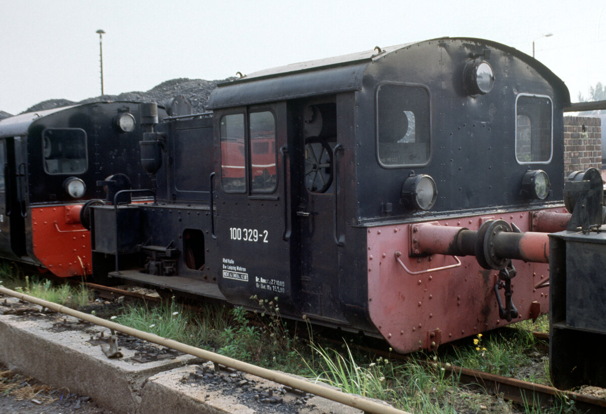 Die 100 329 am 19.09.1991 im Bw. Leipzig-Wahren.