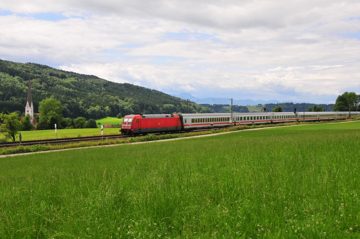 Die 101 063-6 der DB schiebt einen Personenzug auf der Strecke zwischen Prien und Rosenheim bei Mauerkirchen 05.07.14.