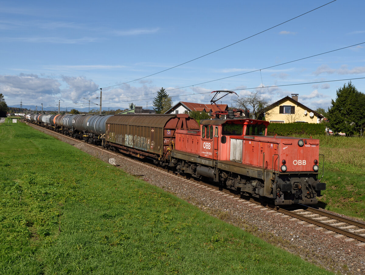 Die 1063 020  Milan  traktionierte an einem Oktobertag im Jahr 2024 den Güterzug 44453 von Graz Vbf. nach Spielfeld-Straß. Dabei wurde sie von mir zwischen Werndorf un Wildon fotografiert.

