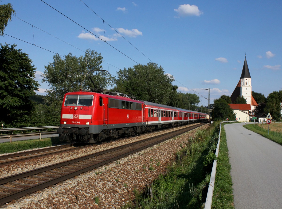 Die 111 019 mit einem RE nach Mnchen am 15.08.2013 unterwegs bei Hausbach.