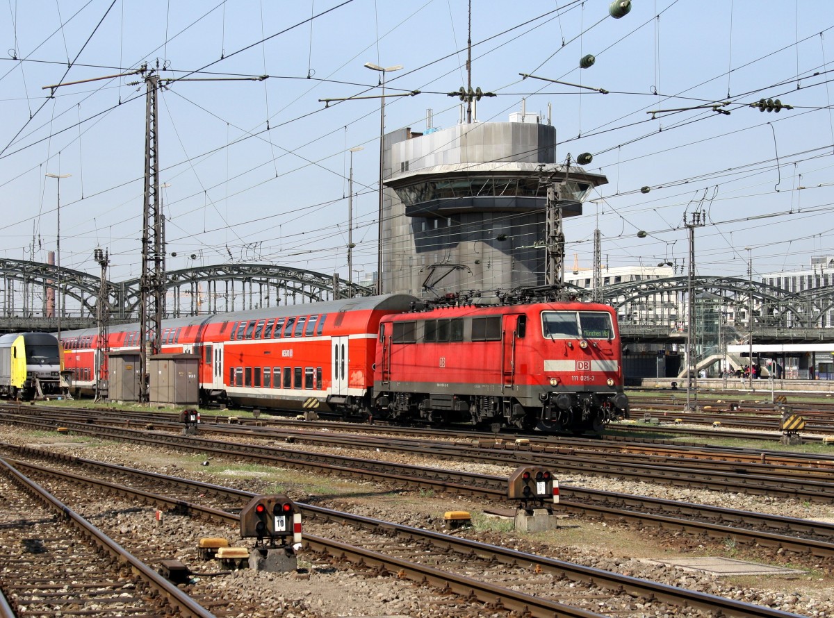 Die 111 025 mit einem RE am 13.04.2009 bei der Einfahrt in den Mnchener Hbf.