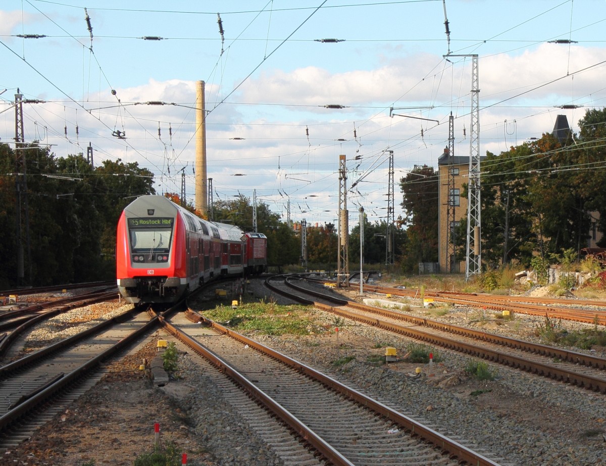 Die 112 118-5 verlt mit dem RE 5 am 29.09.2013 den Bahnhof Oranienburg nach Rostock Hbf.
 