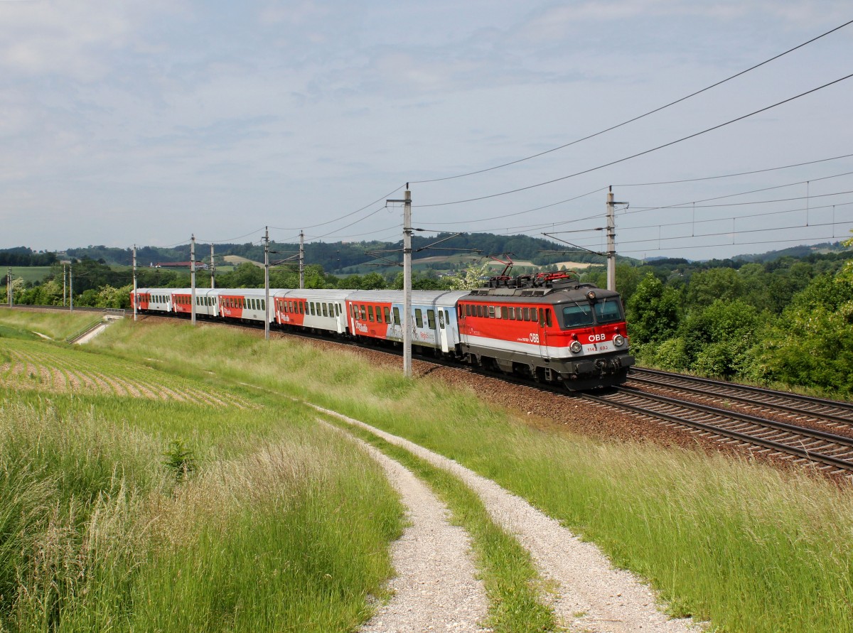 Die 1142 693 mit einem REX nach Linz am 31.05.2015 unterwegs bei Haiding.