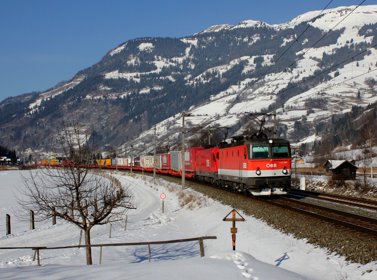 Die 1144 069 und die 1016 044 mit einem KLV-Zug am 07.02.2015 unterwegs bei Dorfgastein.