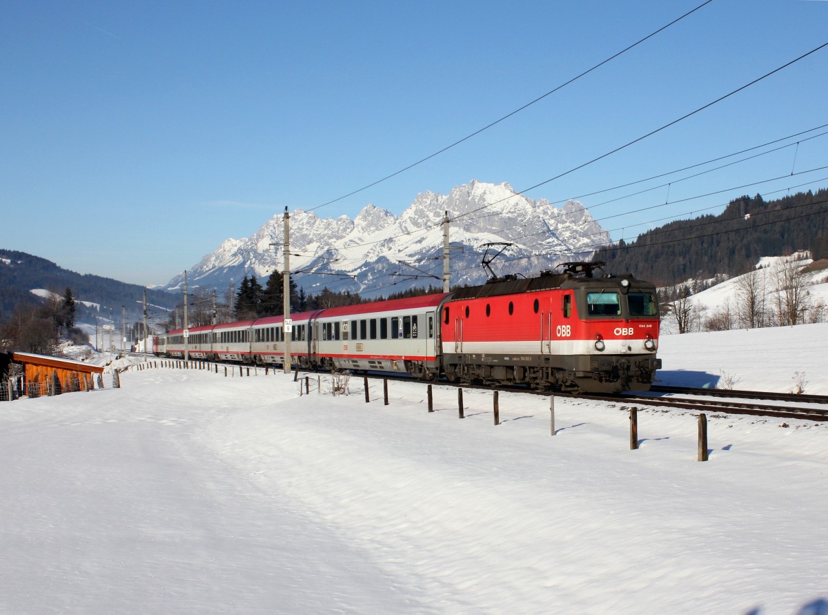 Die 1144 249 mit einem IC am 30.01.2016 unterwegs bei Fieberbrunn.