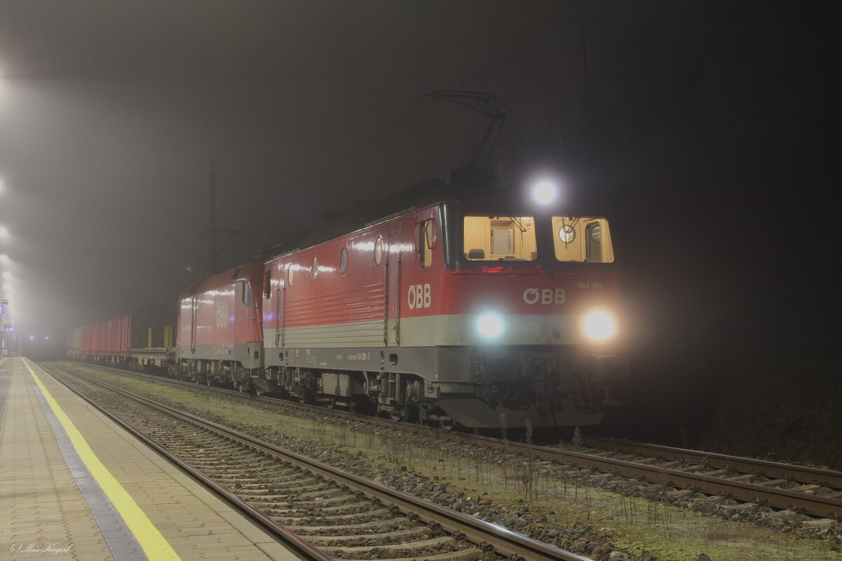 Die 1144 261 und die 1016 028 hatten am 2.12.2024 mit einem recht kurzen Güterzug von Bruck/Mur Fbf nach Linz Vbf nicht viel zu tun und warten hier beim Kreuzungshalt im Bahnhof Reichraming auf die Weiterfahrt.