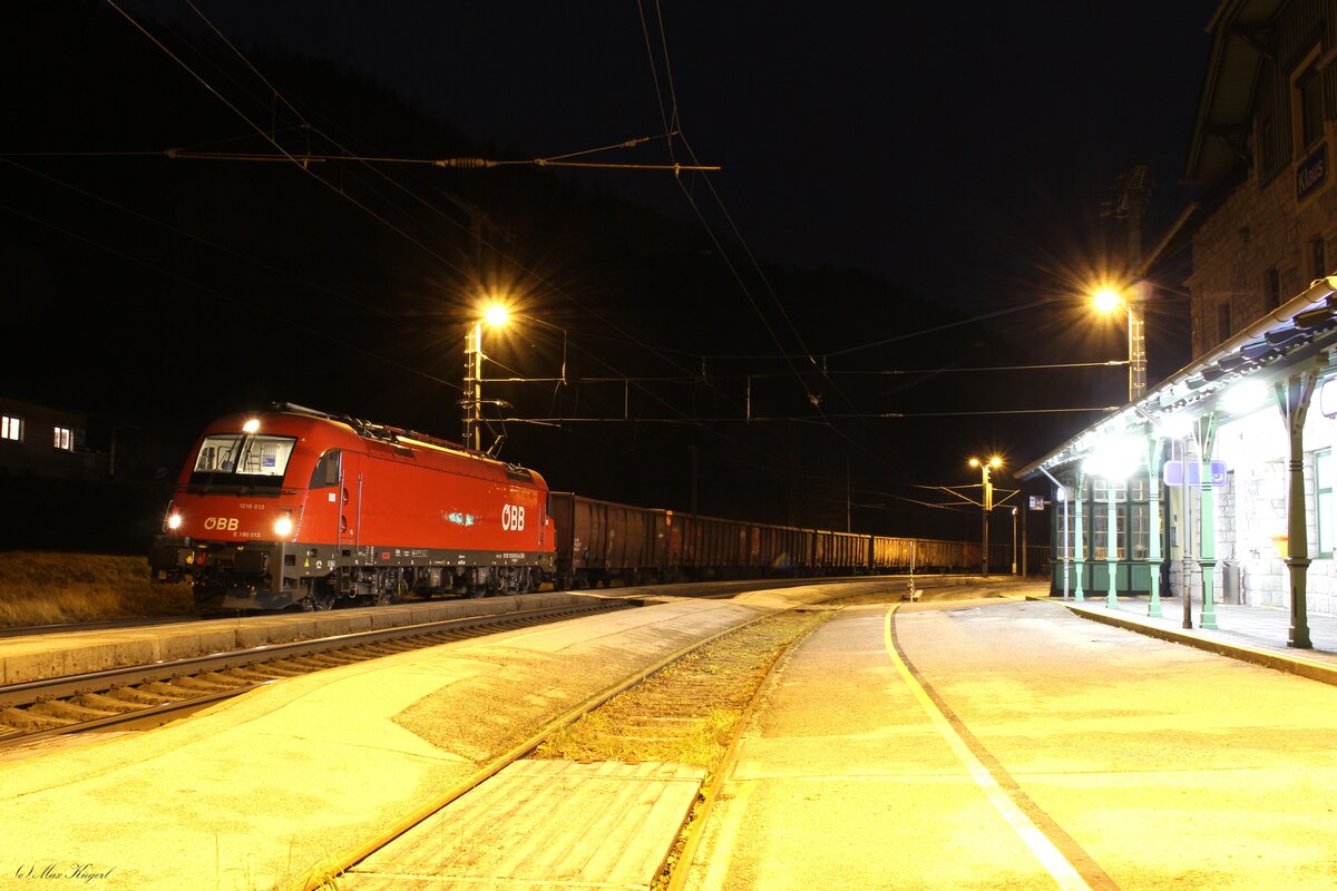 Die 1216 013 bracht am Abend des 12.12.2024 einen leeren Kohlezug von der Voest Alpine in Linz nach Jesenice.
Im nächtlichen Bahnhof Klaus an der Pyhrnbahn wurde ein Gegenzug abgewartet bevor die Fahrt weiterging.