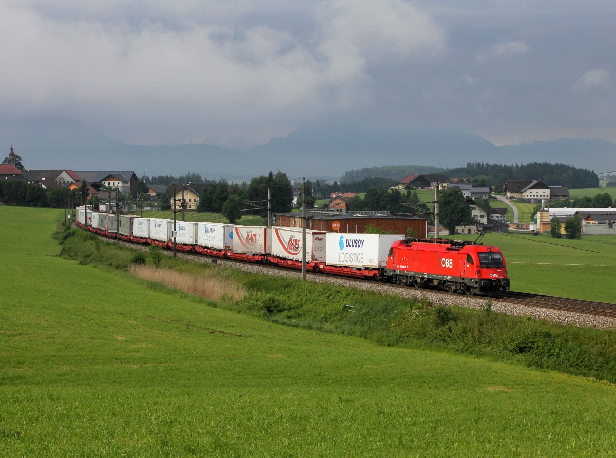 Die 1216 023 mit einem KLV-Zug am 31.05.2014 unterwegs bei Weng.