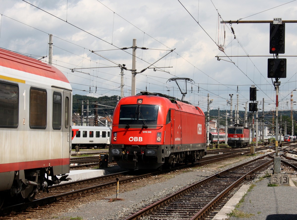 Die 1216 240 und die 1044 039 bei einer Rangierfahrt am 11.07.2009 im Salzburger Hbf.