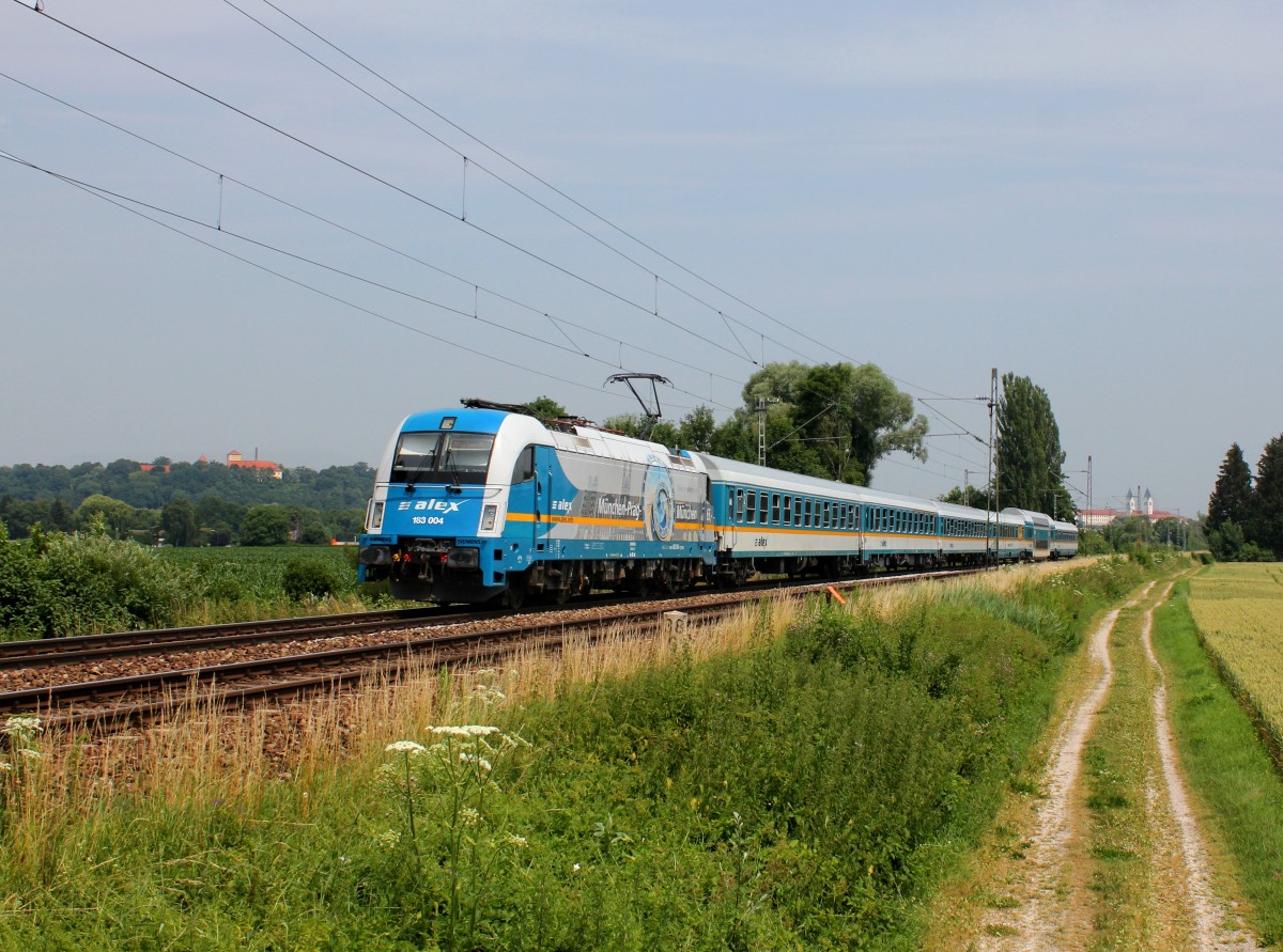 Die 183 004 mit einem ALEX nach München am 03.07.2015 unterwegs bei Freising.