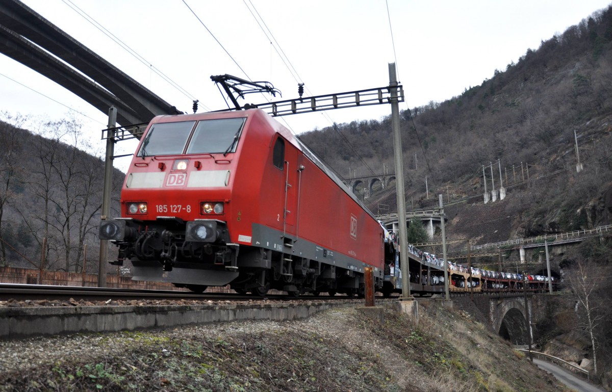 Die 185 127-8 fährt mit ihrem Güterzug auf der untersten Stufe der Biaschina talwärts Richtung Süden, aufgenommen am 19.12.2014. 