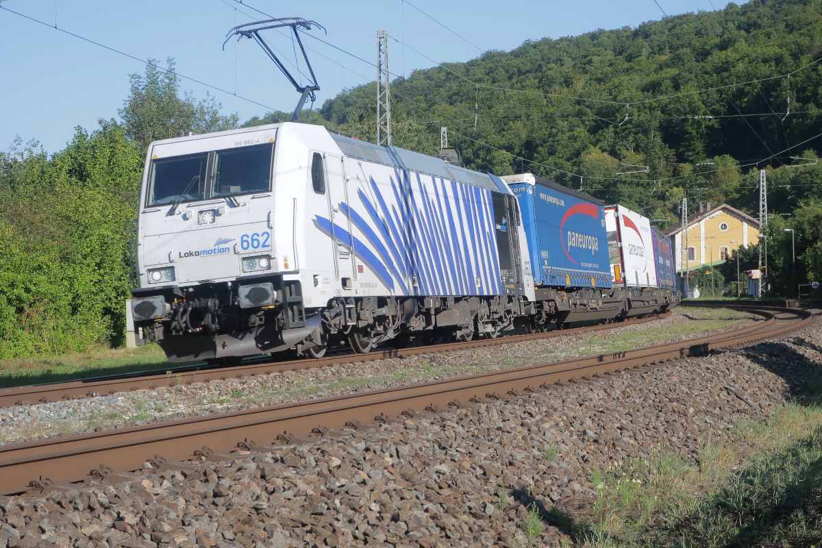 Die 185 662 der Lokomotion durchfährt Solnhofen Richtung Treuchtlingen in der Abendsonne.
Solnhofen, 27.August 2024