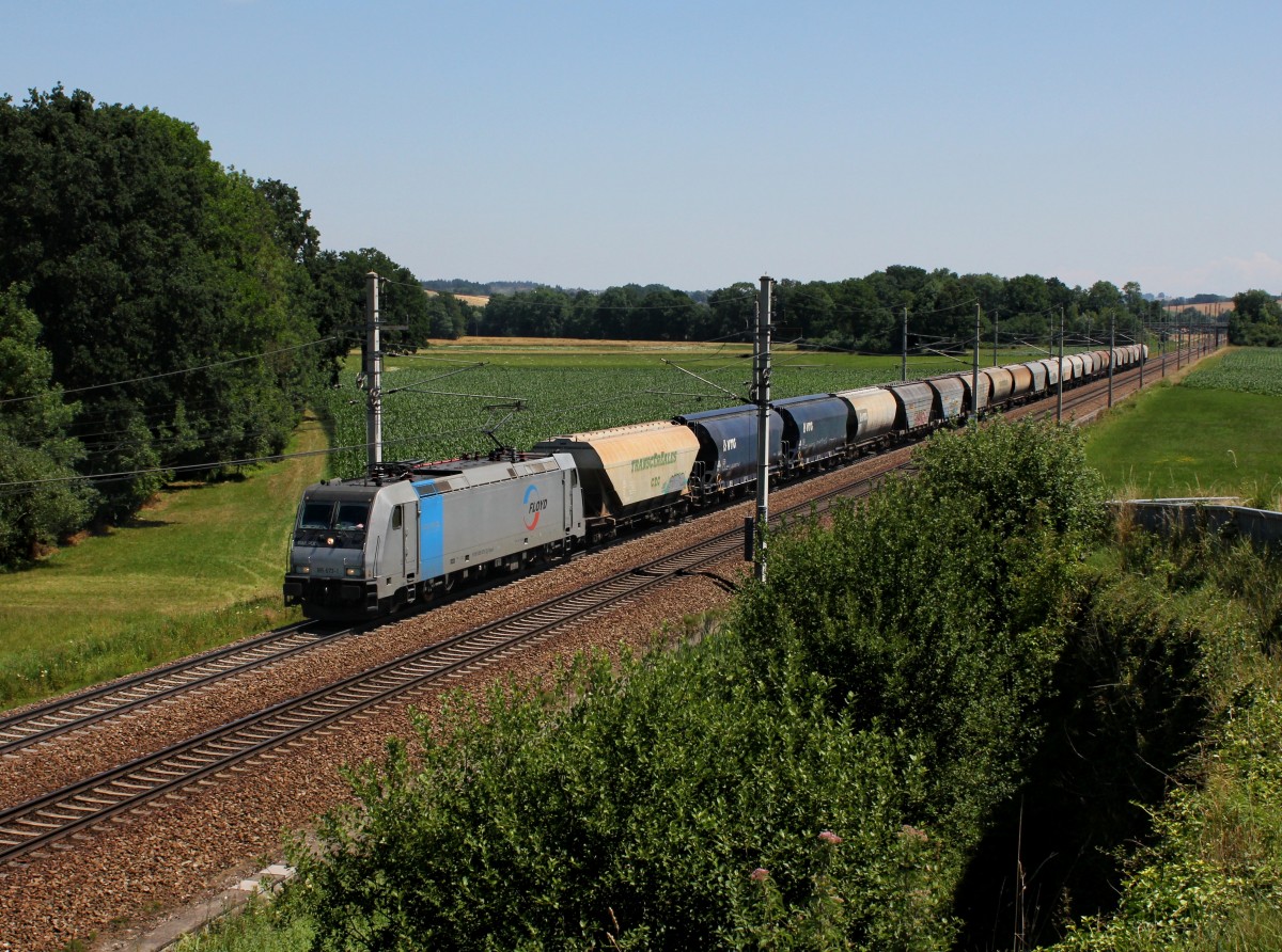 Die 185 673 mit einem Getreidezug am 06.07.2014 unterwegs bei Tolleterau.