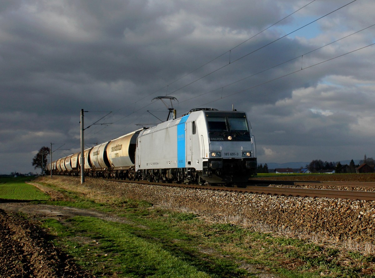 Die 185 691 mit einem Getreidezug am 21.11.2015 unterwegs bei Schambach.