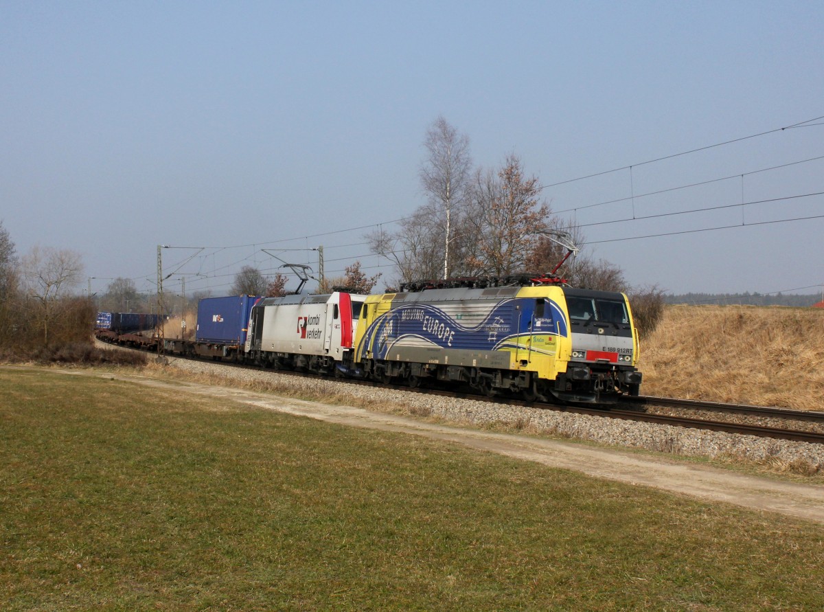 Die 189 912 und die 185 665 mit einem Containerzug am 08.03.2014 unterwegs bei Ostermünchen.