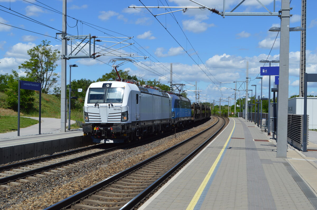 Die 193 433 durchfährt zusammen mit einer CD Vectron den Bahnhof von Lanzendorf-Rannersdorf