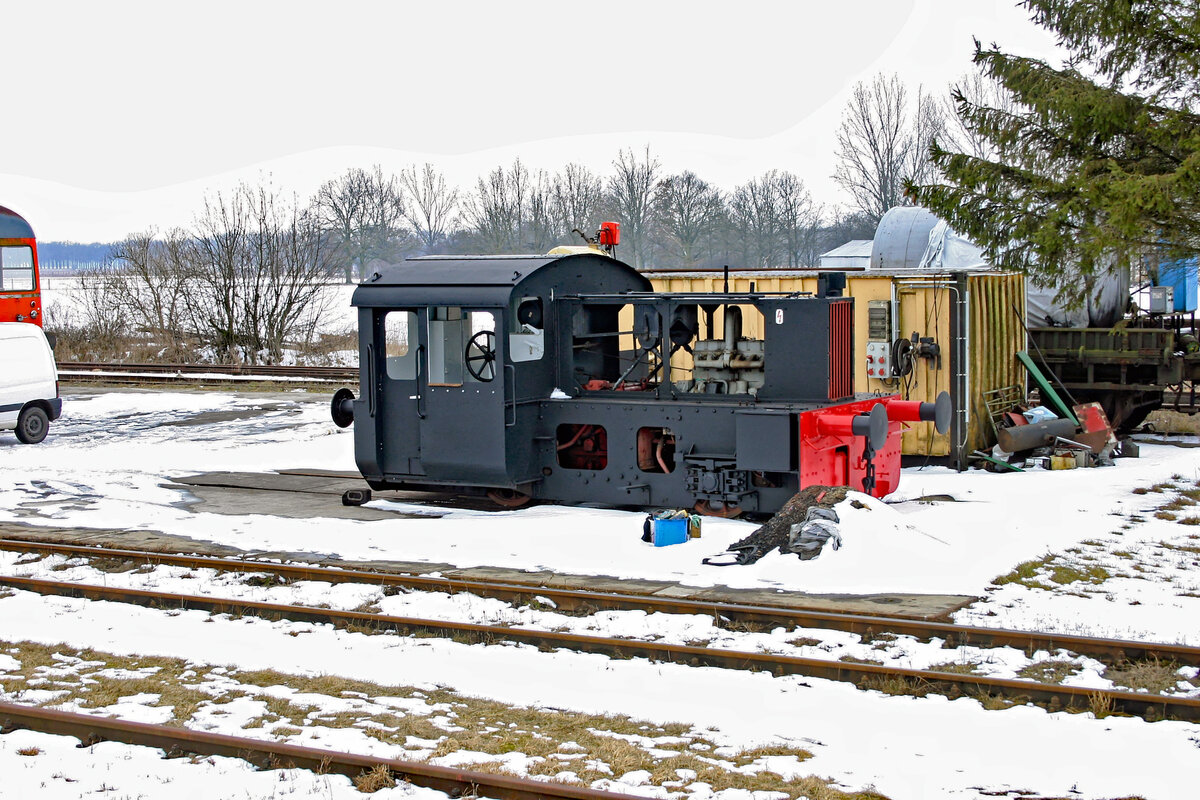 Die 1934 von der BMAG gelieferte und 1950 bei der DR als Kö 5731 bezeichnete Kleinlok am 16.03.2006 in Putlitz aufgenommene DR 100 931. Nach meinen Informationen seit 1995 im Besitz des Putzlitz-Pritzwalker Eisenbahnfördervereins e. V. 