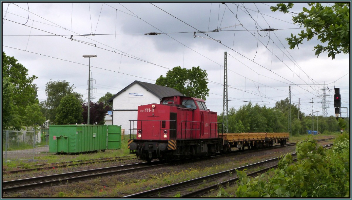 Die 203 111 0 kommt mit zwei Niederbordwaggons am 11.Mai 2014 durch Lintorf gefahren.