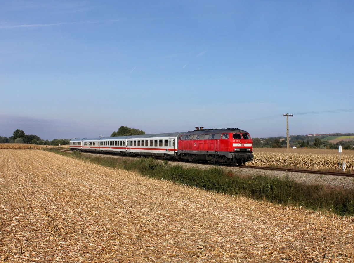 Die 218 426 mit dem IC Rottalerland am 05.10.2013 unterwegs bei Karpfham.