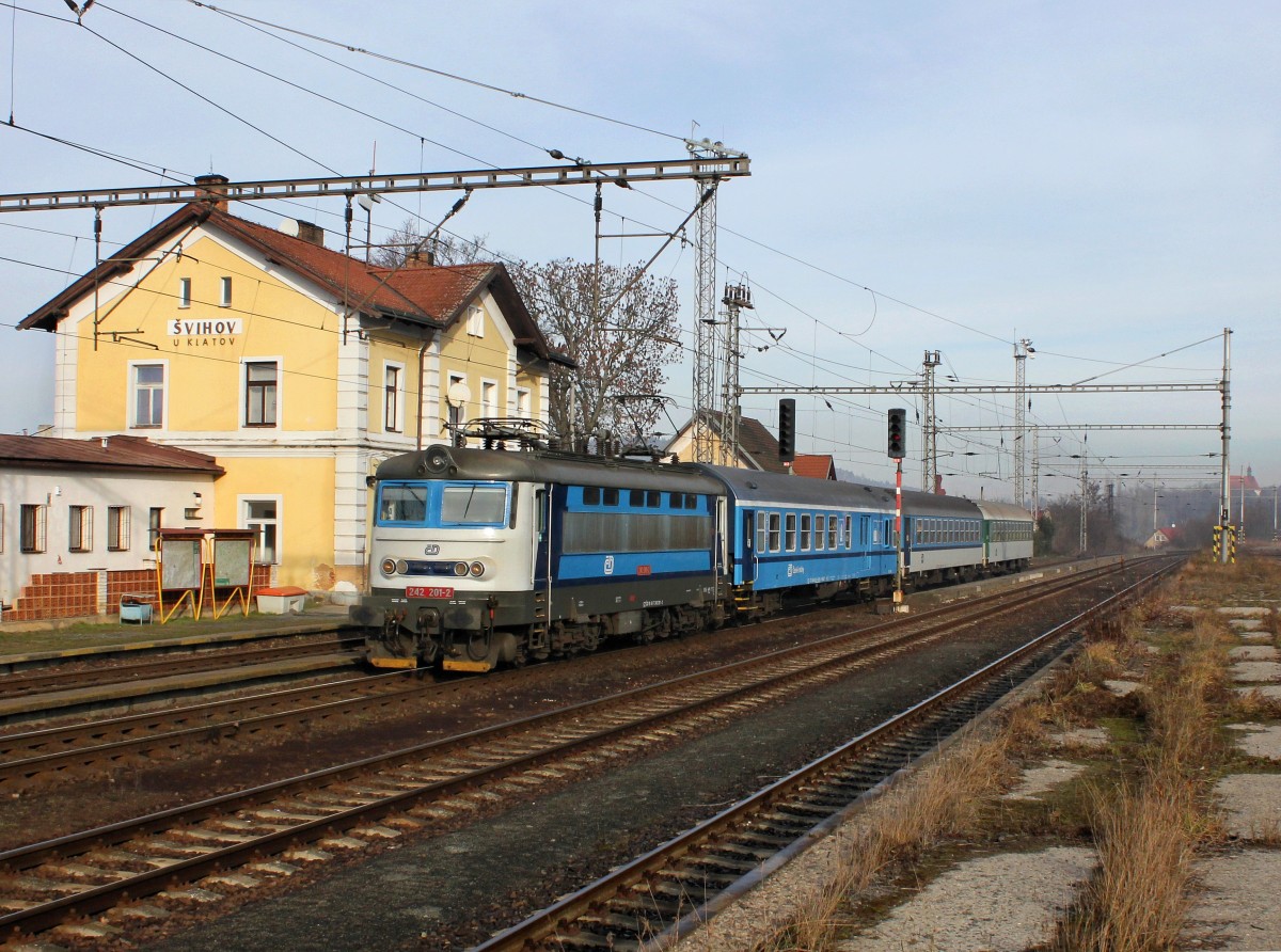 Die 242 201 mit einem Os nach Klatovy am 03.01.2014 bei der Einfahrt in Švihov.