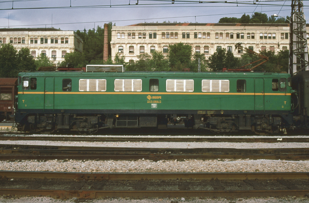 Die 269 086 verbringt den ganzen Tag vor dem  Rias Bajas Expreso  nach Vigo und Pontevedra. So sorgt sie für Eisenbahn-Stimmung auf dem Bahnhof Madrid Principe Pio, wo bis zur Abfahrt der Nachtzüge nach Galicia nicht viel los ist. Es ist ein Nachmittag anfangs Oktober 1983, ich reise mit einer Interrail-Fahrkarte durch Spanien.
Canon AE1, Canoscan, GIMP.