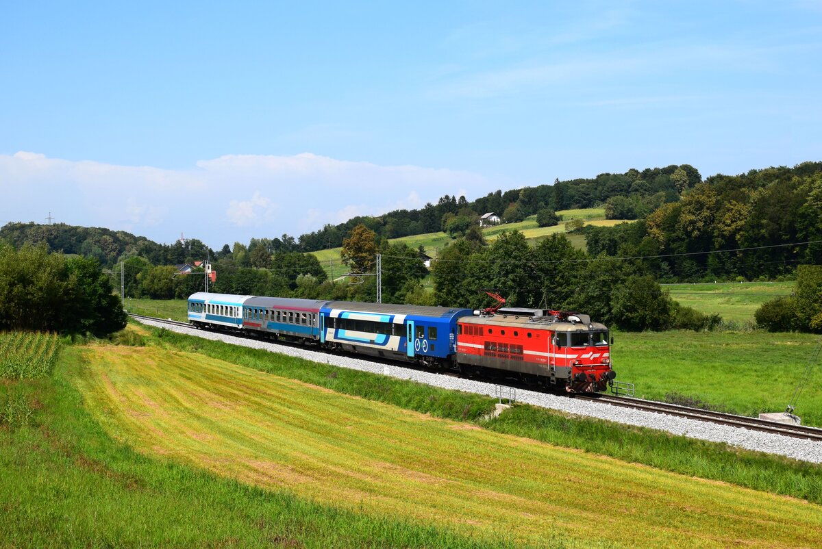 Die 342 014-er  Moped  ist auf dem Weg nach Ljubljana mit dem Zug MV246  Citadella  (Budapest Déli - Ljubljana) bei Žerovinci. 17.08.2024.