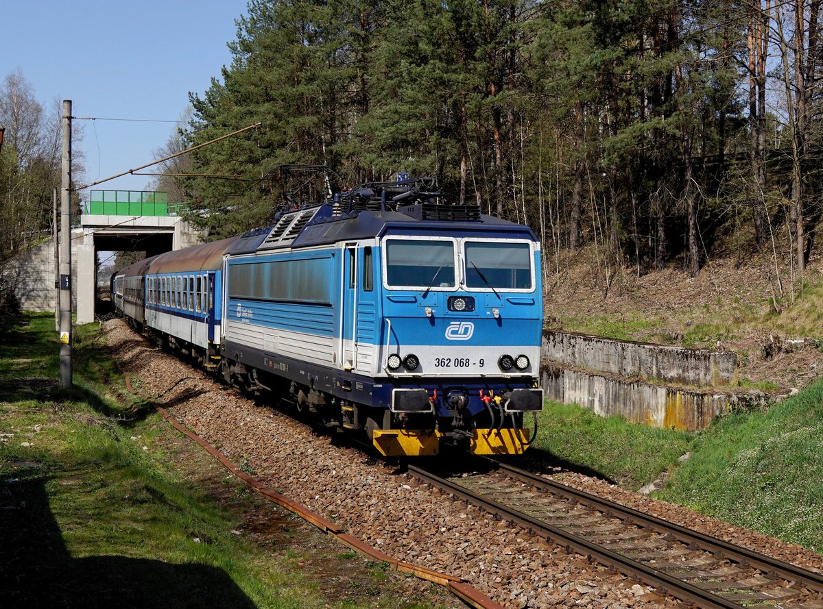 Die 362 068 mit einem R nach České Budějovice am 16.04.2019 unterwegs bei Doubí u Tábora.