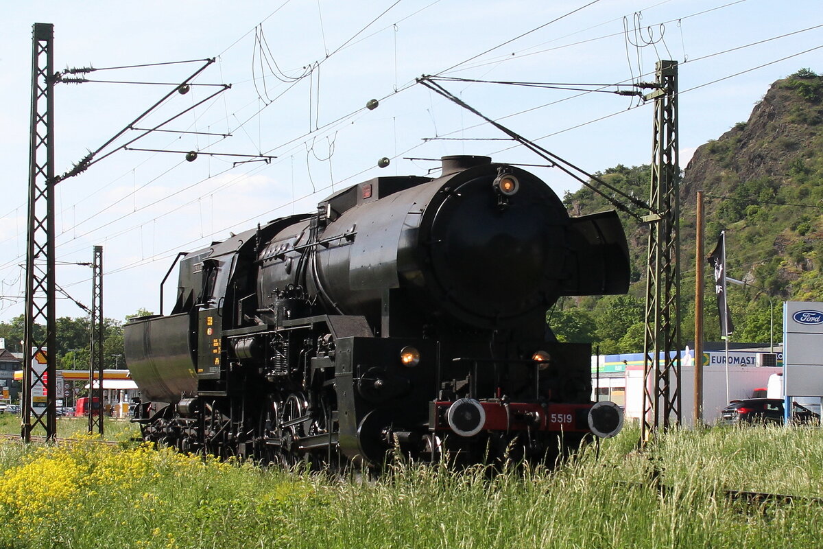 Die 5519 kommt völlig überraschend am 11.05.2024 bei Braubach durchs Mittelrheintal Richtung Süden, so reichte es nur für einen Schuss aus der Hüfte. Die Maschine ist laut Tante Gugel ursprünglich eine BR 42, jedoch an die CFL verkauft, seit 1964 an die Gemeinde Bettemburg vermietet und 1987 museal aufgearbeitet.