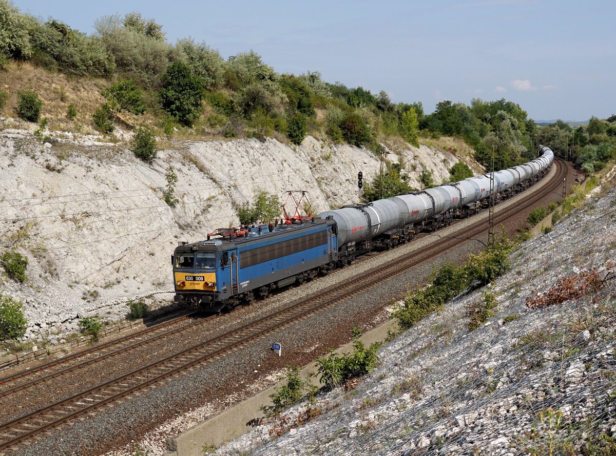 Die 630 009 mit einem Kesselzug am 27.08.2017 unterwegs bei Szár.