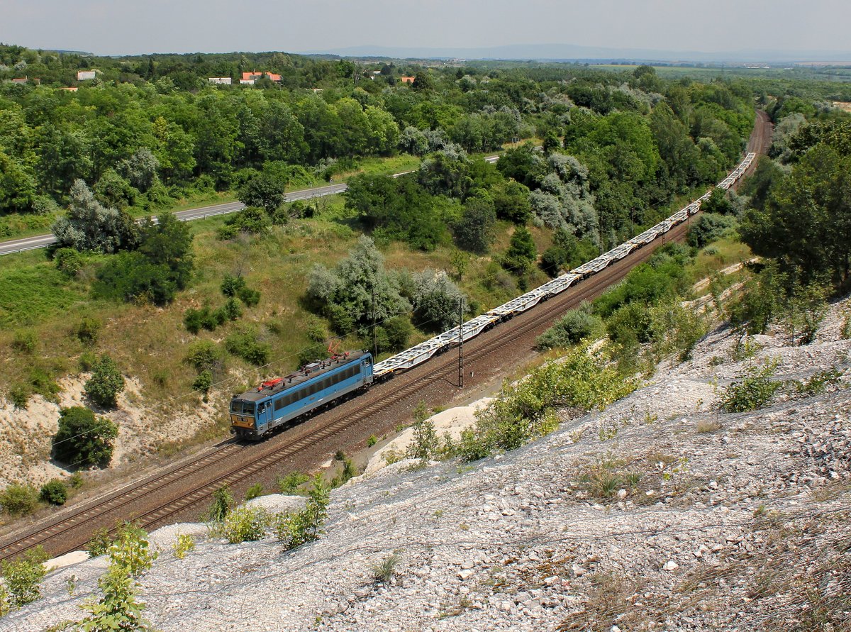 Die 630 152  mit einem leeren Containerzug am 02.07.2016 unterwegs bei Szár.