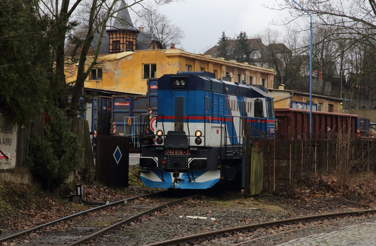 Die 743 010 im Anschluss zum Schrotthändler in Jablonec Nad Nisou wurde am 28.03. 2024 aufgenommen. Hier wurde ein beladener Waggon abgeholt und 3 leere hingebracht. 