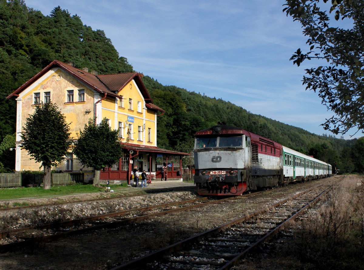 Die 749 253 mit einem Os am 28.09.2014 bei der Einfahrt in Kácov.