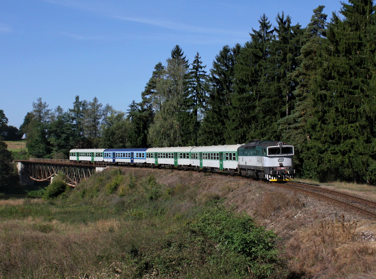 Die 754 008 mit einem Os am 28.09.2014 unterwegs bei Vlastějovice.