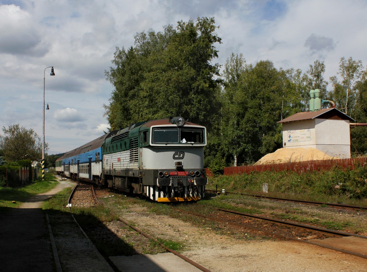 Die 754 022 mit einem Os nach České Budějovice am 29.08.2014 bei der Einfahrt in Černá v Pošumaví.