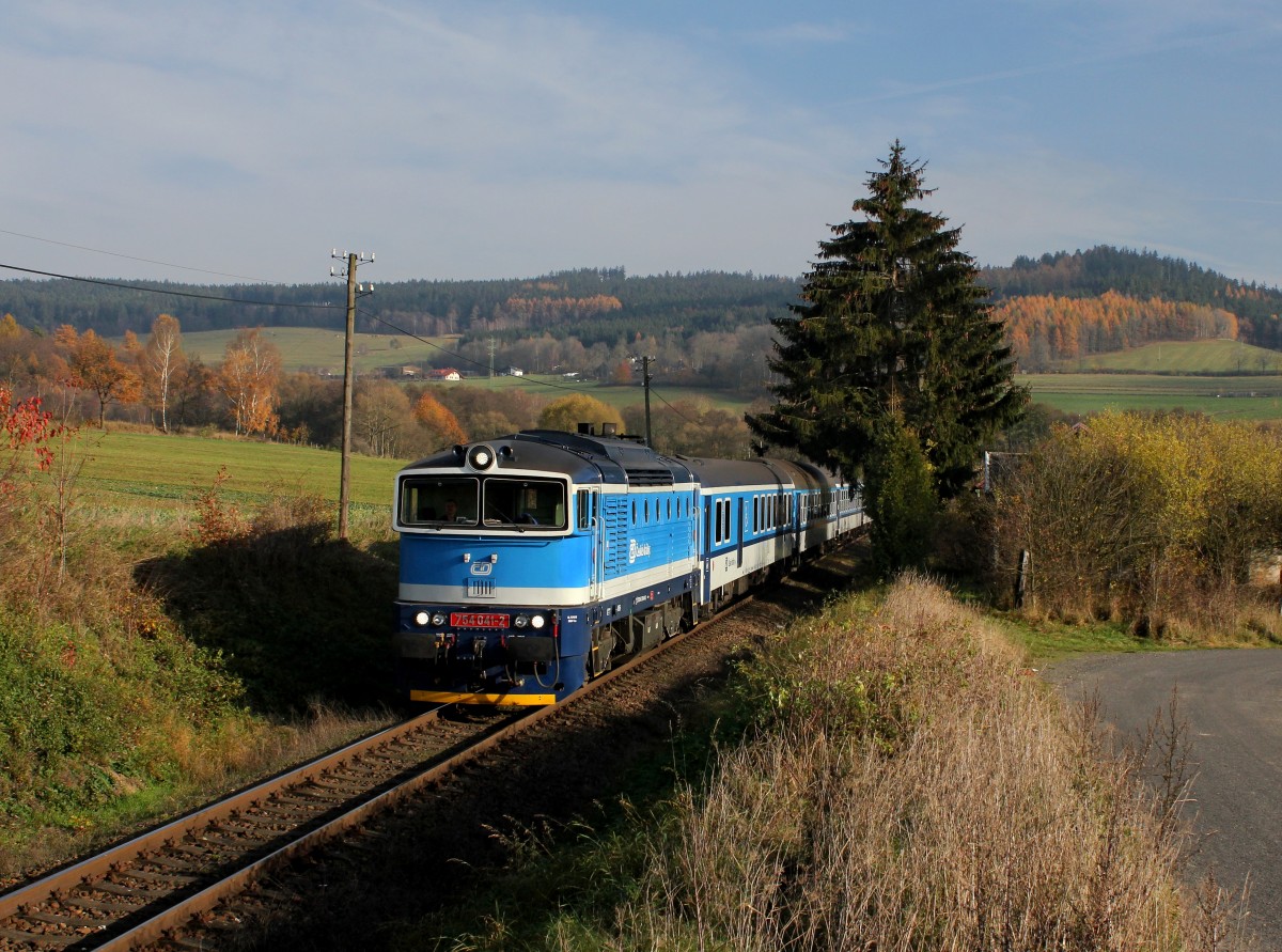 Die 754 041 mit einem R nach Prag am 15.11.2014 unterwegs bei Hodousice.