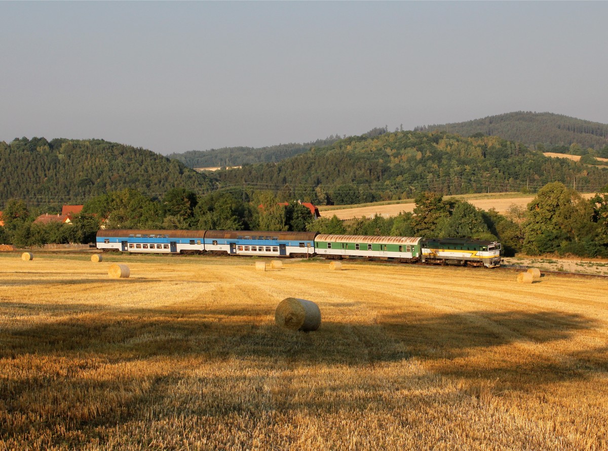 Die 754 045 mit einem Os nach Nové Údolí am 07.08.2015 unterwegs bei Plešovice.