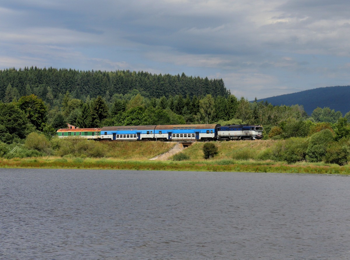 Die 754 060 mit einem Os nach České Budějovice am 09.08.2014 unterwegs bei Hůrka.
