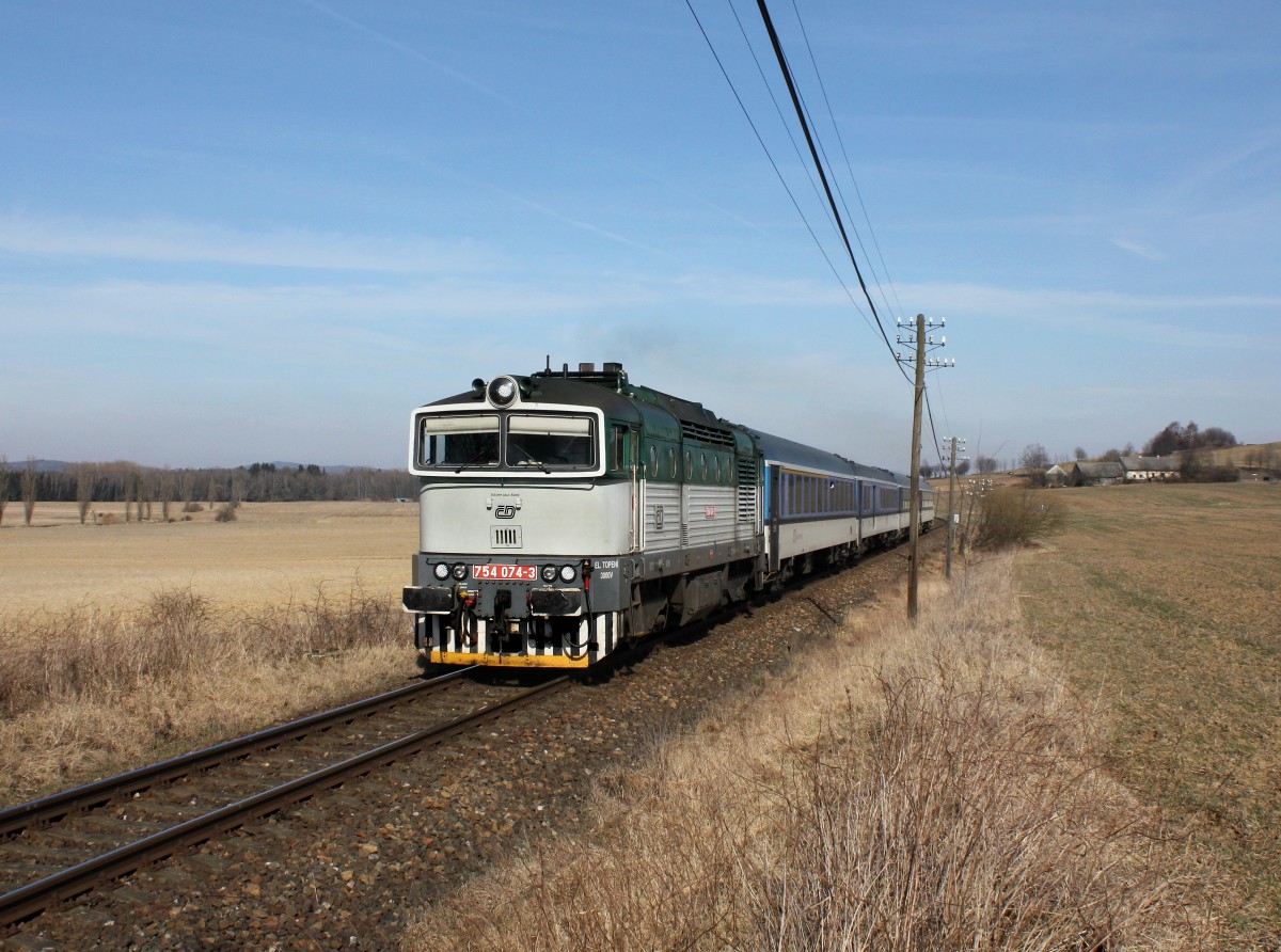 Die 754 074 mit einem R nach Bayerisch Eisenstein am 08.03.2015 unterwegs bei Petrovice nad Úhlavou