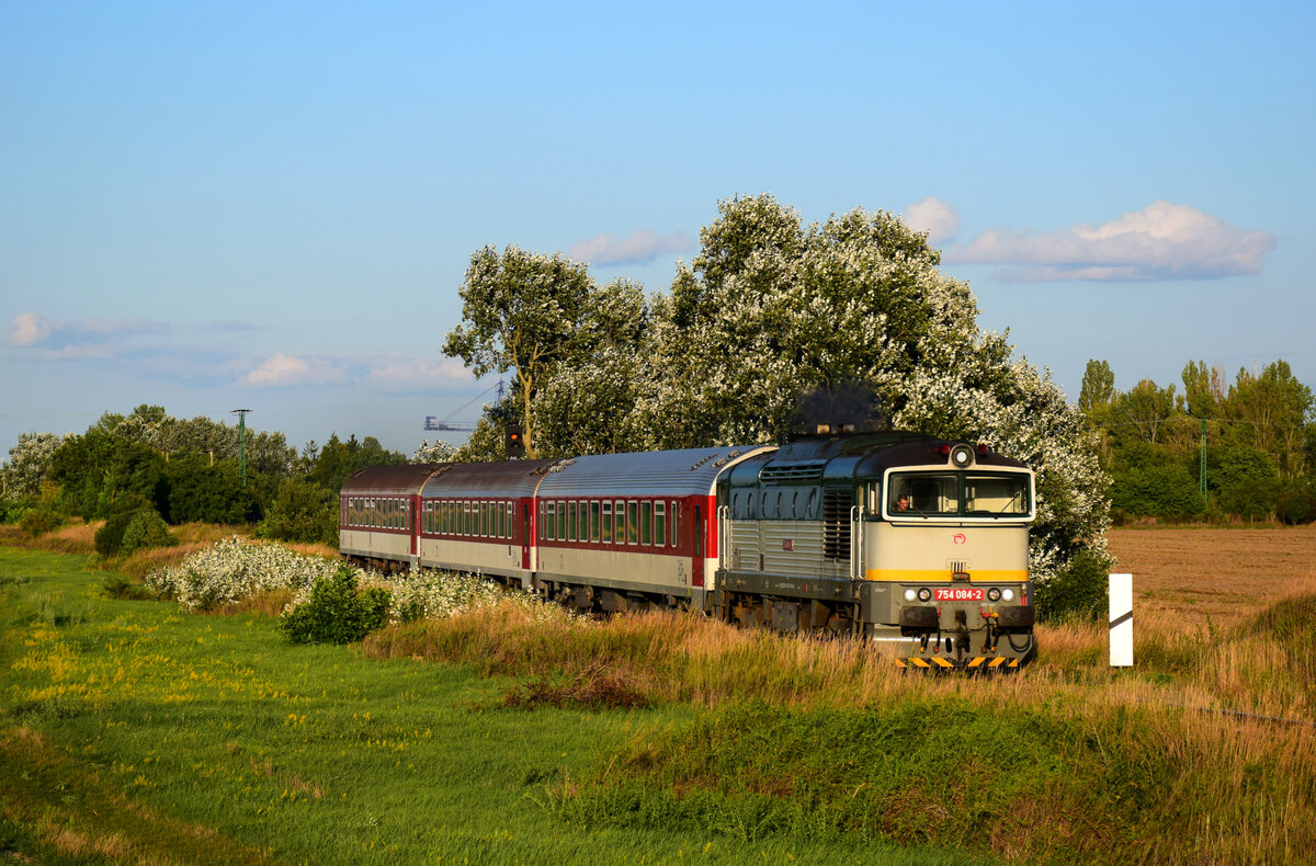 Die 754 084 mit dem Zug Os4362 von Komárno nach Dunajska Streda zwischen Komárno und Nová Straz. 18.08.2021.