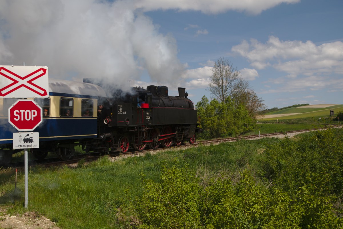 Die 77.28 ist flotter Fahrt in Richtung Ernstbrunn unterwegs. Entstanden ist der Nachschuss zwischen Wetzleinsdorf und Naglern mit der Landesstrasse L28. (04.05.2014)