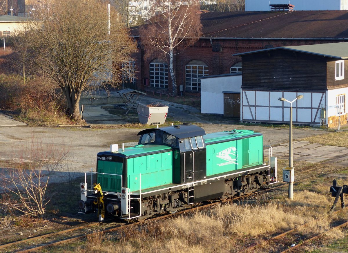 Die 9880 3295 048-8 D-FLEX wartet am 24.1.2020 auf dem Abstellgleis in Gera auf ihren nächsten Einsatz