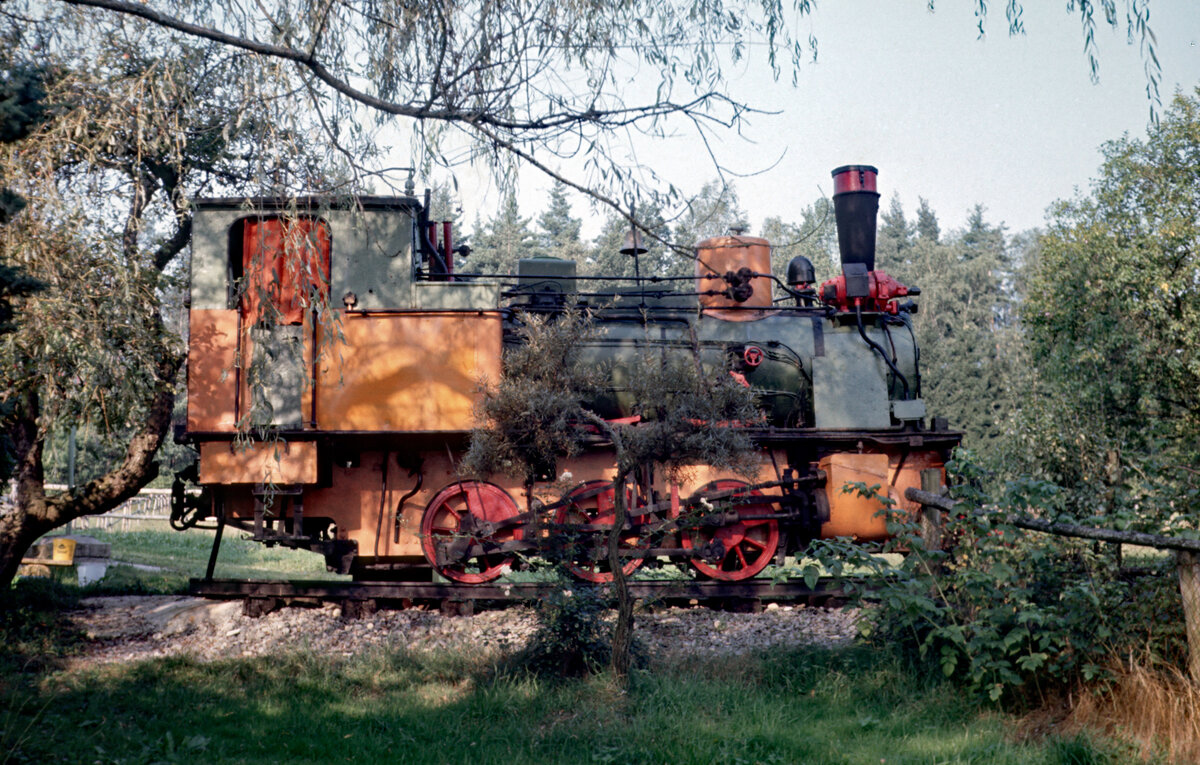 Die 99 7201 der ehemaligen Schmalspurstrecke Mosbach-Mudau stand am 21.08.1983 im  Wild-West-Look  in einem Privatgelände in Angl bei Passau.